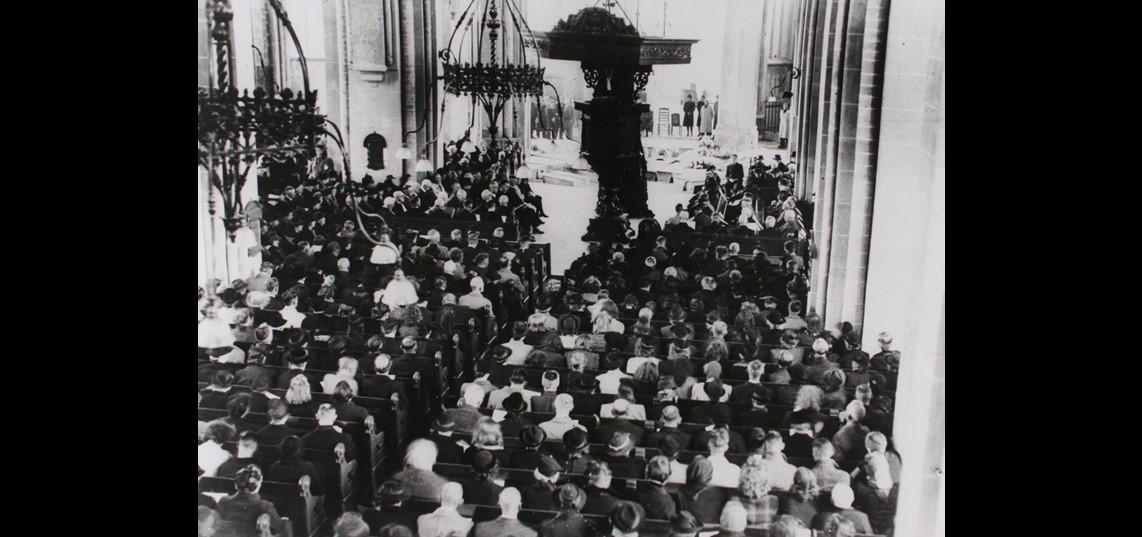 De volle Walburgiskerk bij de herdenking op 17 oktober 1944    